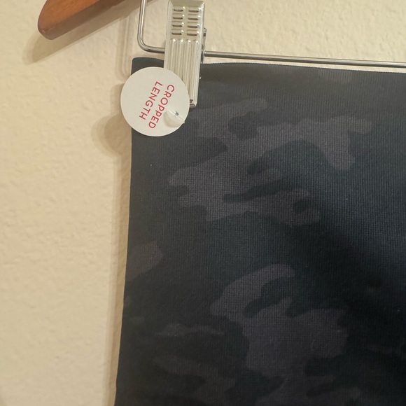 Spanx Look At Me Now Seamless Cropped Leggings size XL Camo Black - Picture 7 of 8